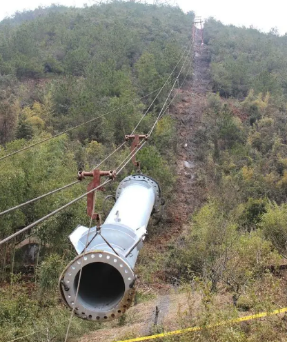 遵义山区使用简易索道运输混凝土进行铁塔基础浇筑